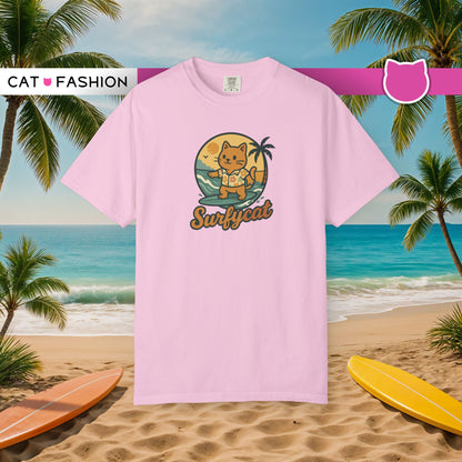 T-Shirt: Surfycat – Cool Cat with Surfboard Graphic Tee – Funny Summer Beach Vibes Unisex Shirt for Cat Lovers & Ocean Fans