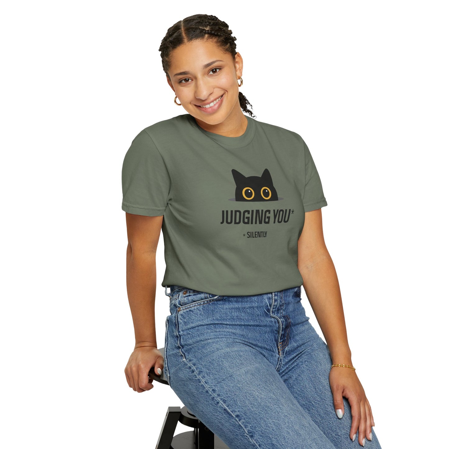 T-Shirt: Judging You. Silently – Funny Black Cat Eyes Graphic Tee – Snarky Unisex Shirt for Introverts & Cat Lovers