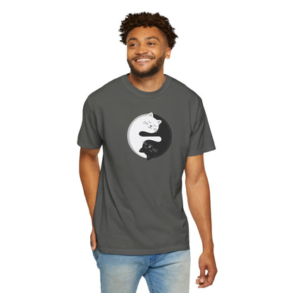 T-Shirt: Yin Yang Cats - Minimalist Zen Kitty Graphic Tee - Cute Black & White Cat Unisex Shirt for Balance and Chill Vibes