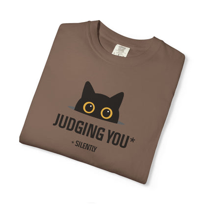 T-Shirt: Judging You. Silently – Funny Black Cat Eyes Graphic Tee – Snarky Unisex Shirt for Introverts & Cat Lovers