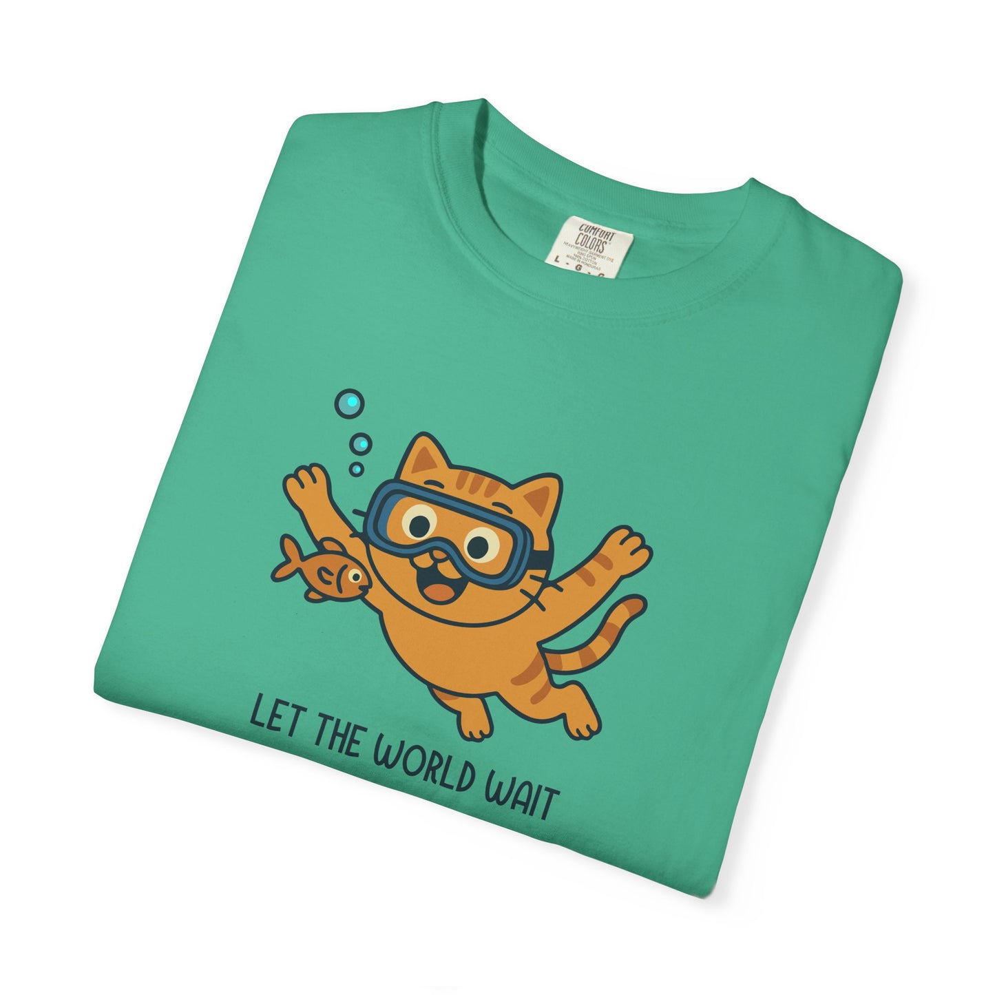 T-Shirt: Let The World Wait - Funny Swimming Cat Graphic Tee - Cute Unisex Shirt for Cat Lovers & Chill Vibes