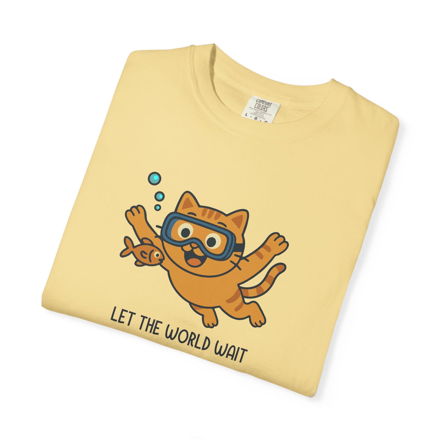 T-Shirt: Let The World Wait - Funny Swimming Cat Graphic Tee - Cute Unisex Shirt for Cat Lovers & Chill Vibes