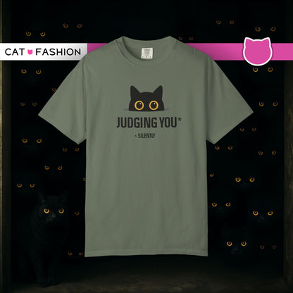 T-Shirt: Judging You. Silently – Funny Black Cat Eyes Graphic Tee – Snarky Unisex Shirt for Introverts & Cat Lovers