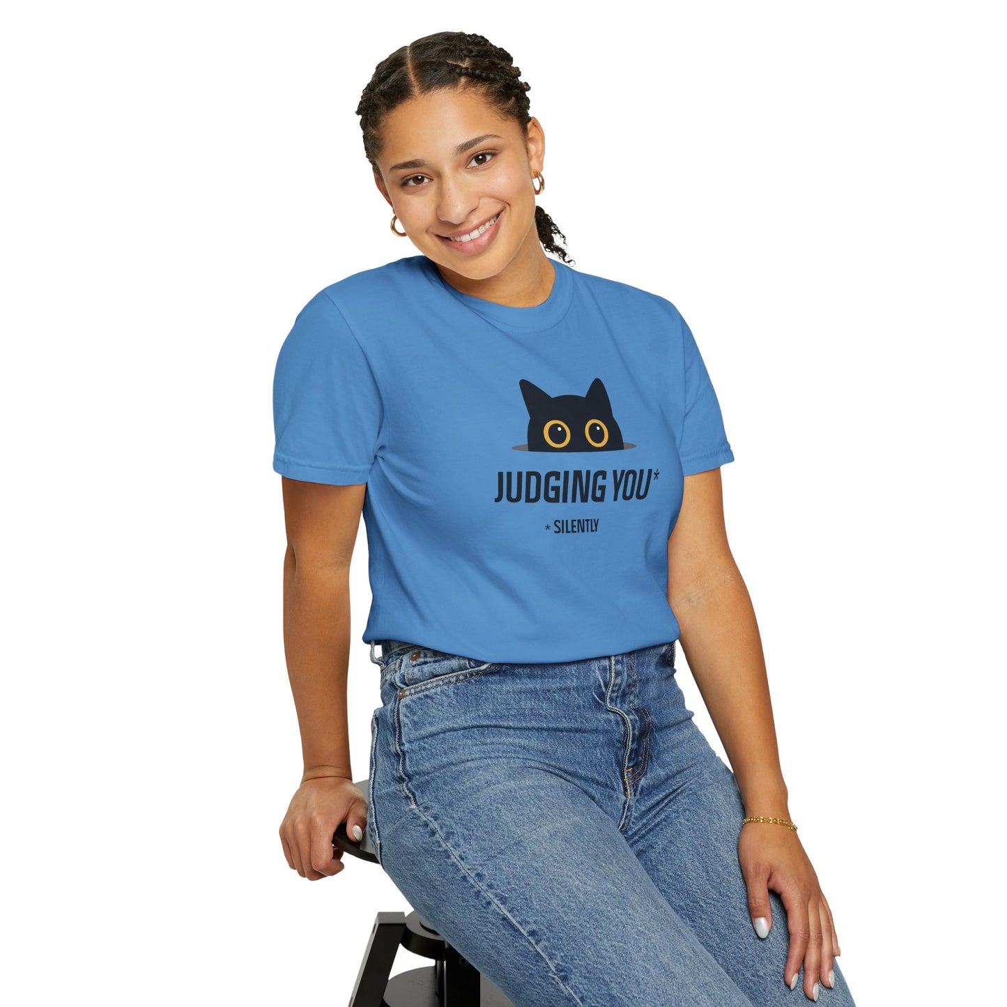 T-Shirt: Judging You. Silently – Funny Black Cat Eyes Graphic Tee – Snarky Unisex Shirt for Introverts & Cat Lovers