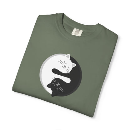 T-Shirt: Yin Yang Cats - Minimalist Zen Kitty Graphic Tee - Cute Black & White Cat Unisex Shirt for Balance and Chill Vibes