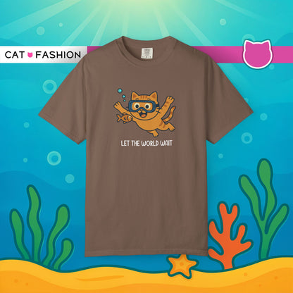 T-Shirt: Let The World Wait - Funny Swimming Cat Graphic Tee - Cute Unisex Shirt for Cat Lovers & Chill Vibes