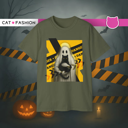 T-Shirt: Danger Cat and Ghost – Spooky Halloween Graphic Tee – Funny Unisex Shirt for Horror Fans