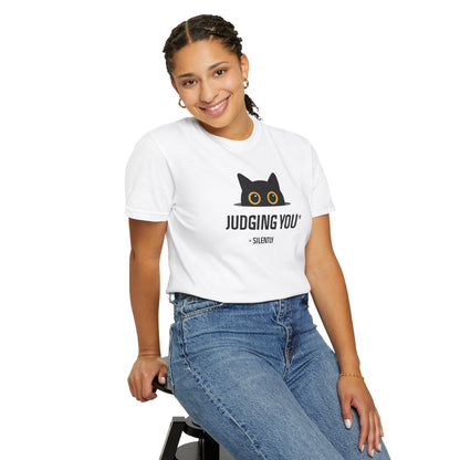 T-Shirt: Judging You. Silently – Funny Black Cat Eyes Graphic Tee – Snarky Unisex Shirt for Introverts & Cat Lovers