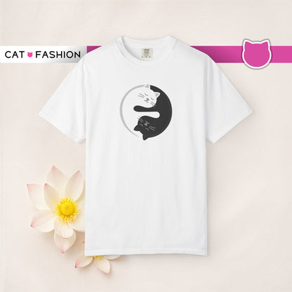 T-Shirt: Yin Yang Cats - Minimalist Zen Kitty Graphic Tee - Cute Black & White Cat Unisex Shirt for Balance and Chill Vibes