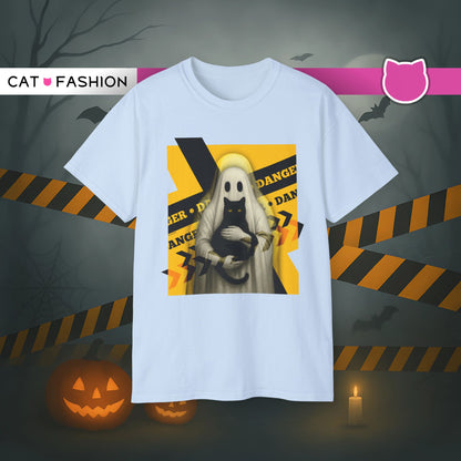 T-Shirt: Danger Cat and Ghost – Spooky Halloween Graphic Tee – Funny Unisex Shirt for Horror Fans