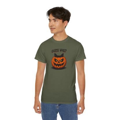 T-Shirt: Guess Who? – Halloween Cat Pumpkin Graphic Tee – Spooky Funny Unisex Shirt for Scary Season