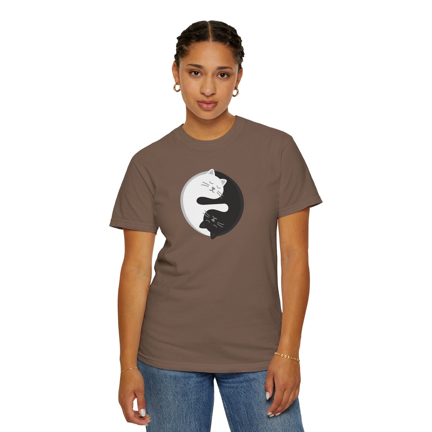 T-Shirt: Yin Yang Cats - Minimalist Zen Kitty Graphic Tee - Cute Black & White Cat Unisex Shirt for Balance and Chill Vibes