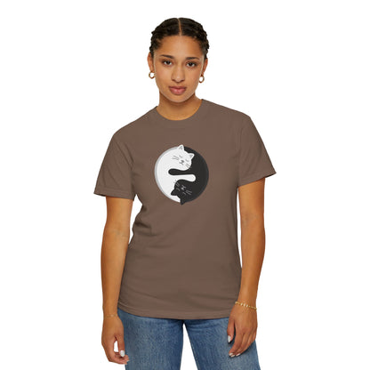 T-Shirt: Yin Yang Cats - Minimalist Zen Kitty Graphic Tee - Cute Black & White Cat Unisex Shirt for Balance and Chill Vibes