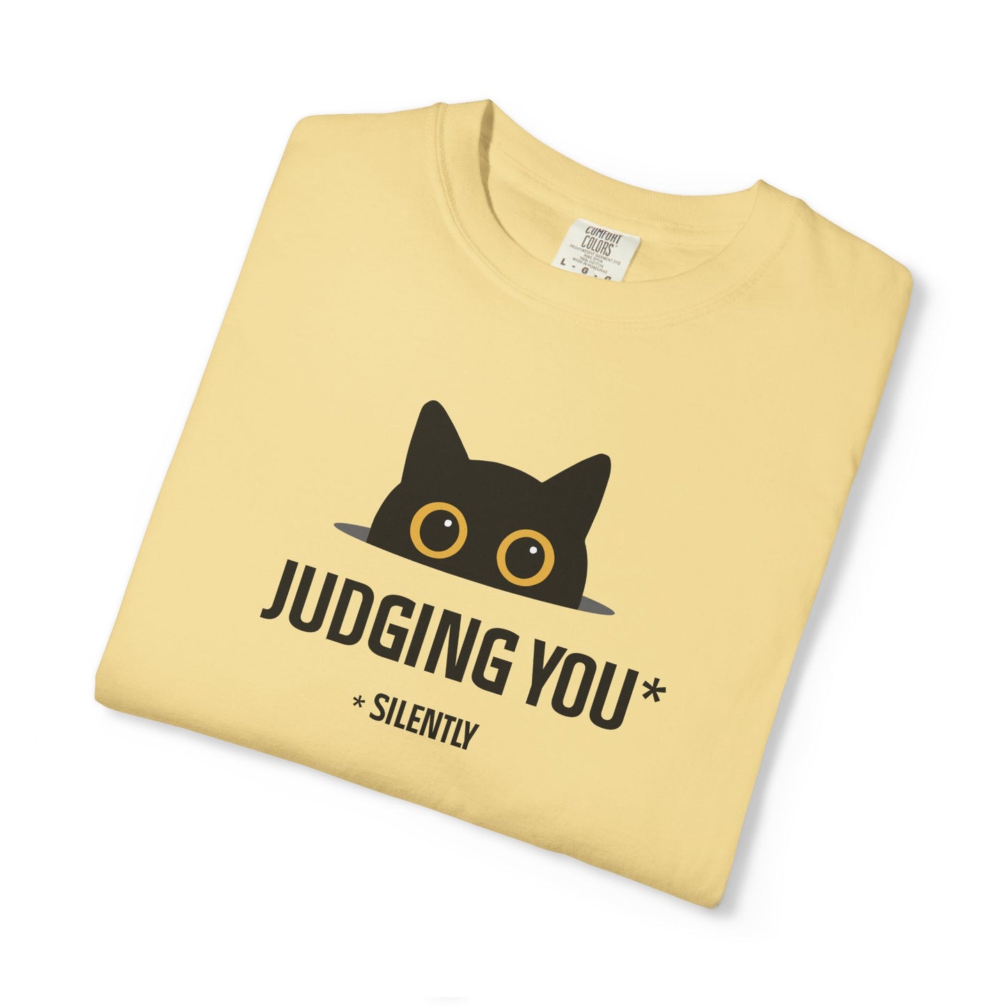 T-Shirt: Judging You. Silently – Funny Black Cat Eyes Graphic Tee – Snarky Unisex Shirt for Introverts & Cat Lovers