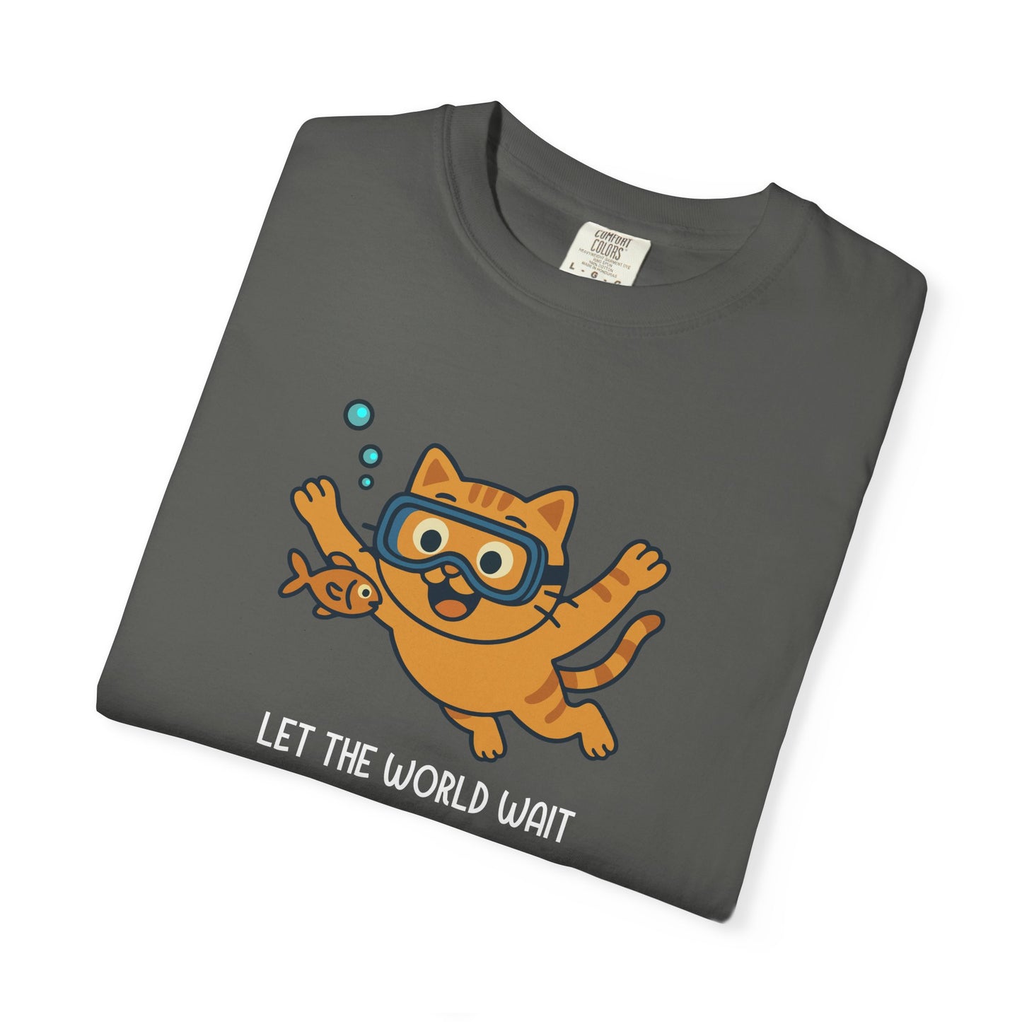 T-Shirt: Let The World Wait - Funny Swimming Cat Graphic Tee - Cute Unisex Shirt for Cat Lovers & Chill Vibes
