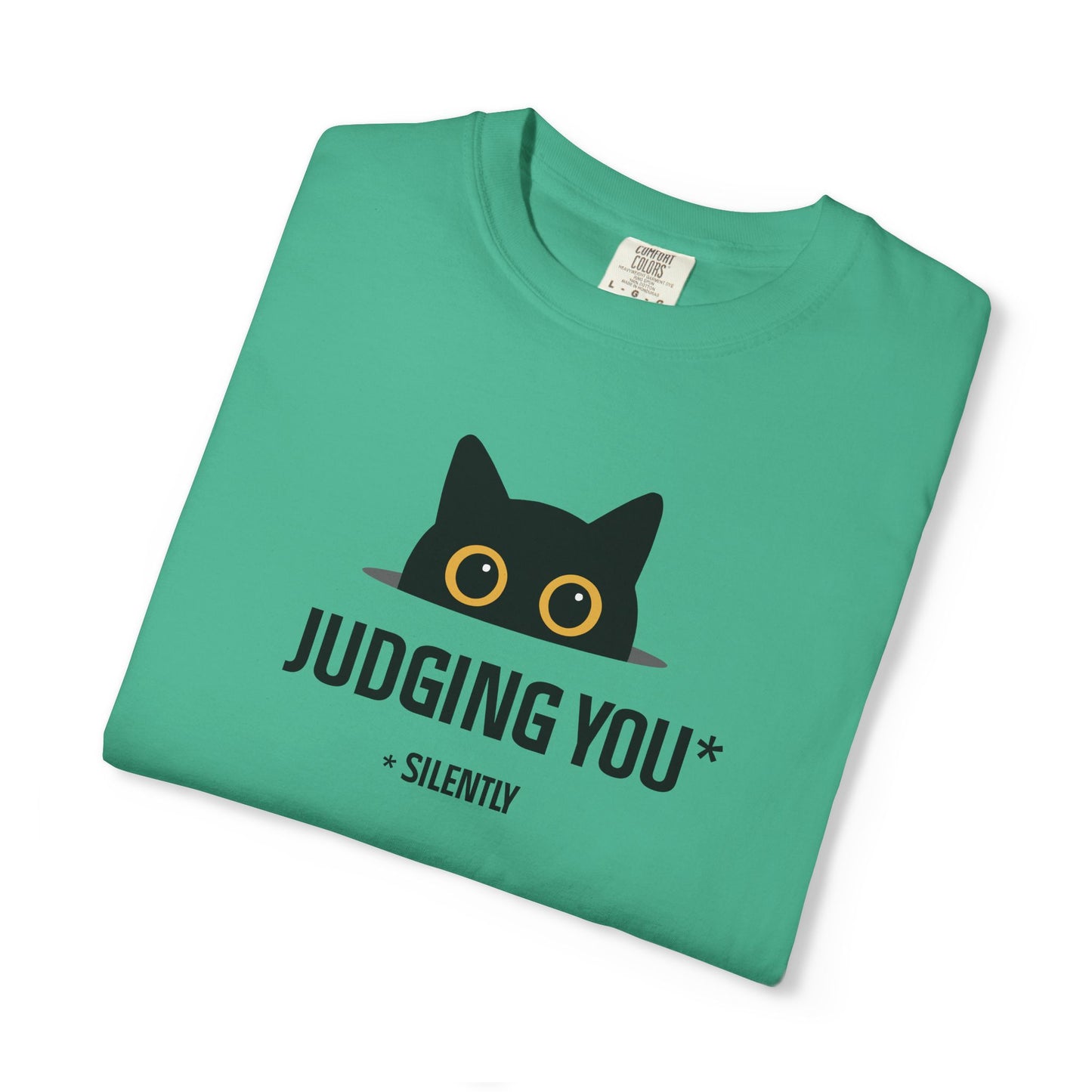 T-Shirt: Judging You. Silently – Funny Black Cat Eyes Graphic Tee – Snarky Unisex Shirt for Introverts & Cat Lovers