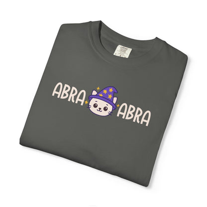 T-Shirt: AbraCatAbra - Funny Wizard Cat Graphic Tee - Magical Unisex Shirt for Cat Lovers, Gamers, Witches & Whimsical Souls