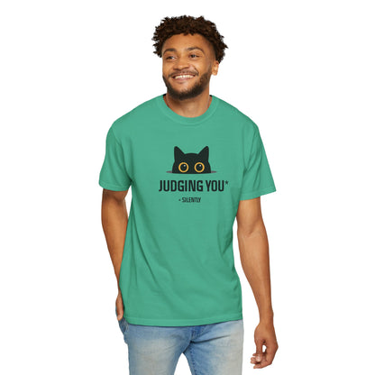 T-Shirt: Judging You. Silently – Funny Black Cat Eyes Graphic Tee – Snarky Unisex Shirt for Introverts & Cat Lovers