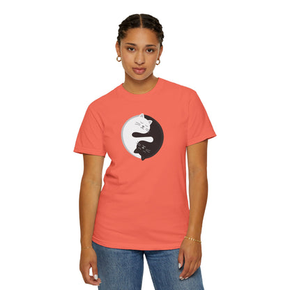 T-Shirt: Yin Yang Cats - Minimalist Zen Kitty Graphic Tee - Cute Black & White Cat Unisex Shirt for Balance and Chill Vibes