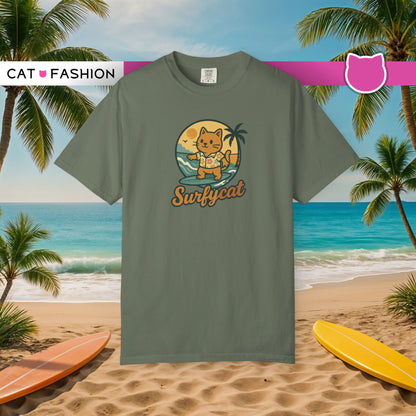 T-Shirt: Surfycat – Cool Cat with Surfboard Graphic Tee – Funny Summer Beach Vibes Unisex Shirt for Cat Lovers & Ocean Fans