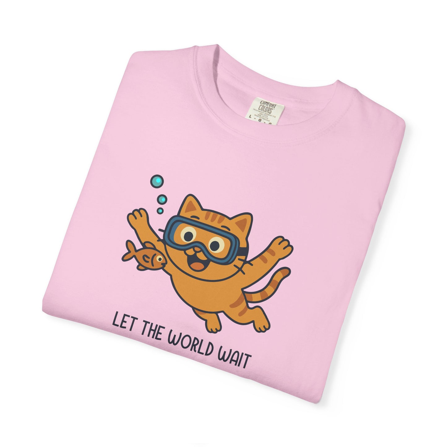 T-Shirt: Let The World Wait - Funny Swimming Cat Graphic Tee - Cute Unisex Shirt for Cat Lovers & Chill Vibes