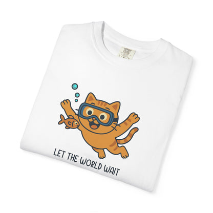 T-Shirt: Let The World Wait - Funny Swimming Cat Graphic Tee - Cute Unisex Shirt for Cat Lovers & Chill Vibes