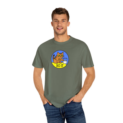 T-Shirt: Do It - Funny Cat Meme Graphic Tee with Kitty and Glass - Mischievous Unisex Shirt for Chaos-Loving Cat People