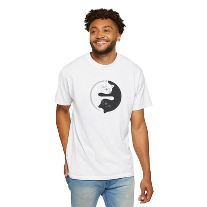 T-Shirt: Yin Yang Cats - Minimalist Zen Kitty Graphic Tee - Cute Black & White Cat Unisex Shirt for Balance and Chill Vibes