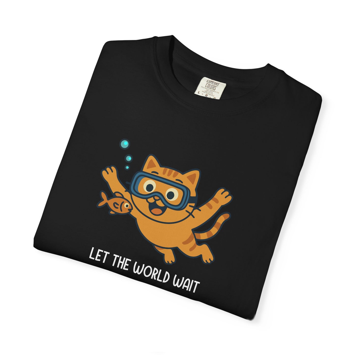 T-Shirt: Let The World Wait - Funny Swimming Cat Graphic Tee - Cute Unisex Shirt for Cat Lovers & Chill Vibes