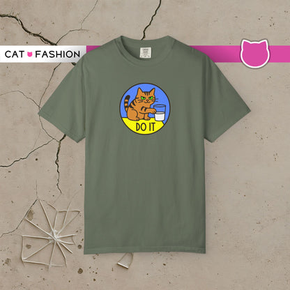 T-Shirt: Do It - Funny Cat Meme Graphic Tee with Kitty and Glass - Mischievous Unisex Shirt for Chaos-Loving Cat People