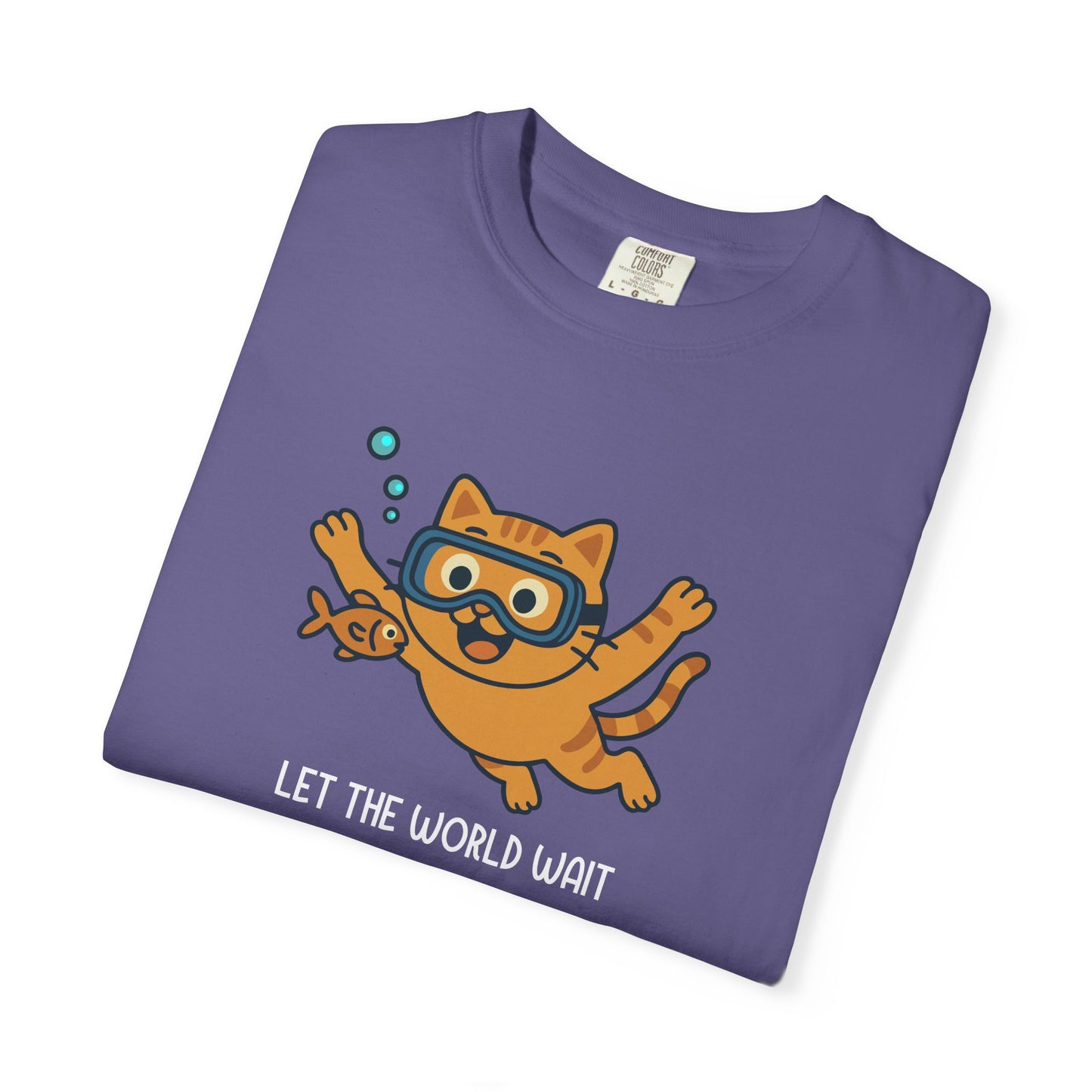 T-Shirt: Let The World Wait - Funny Swimming Cat Graphic Tee - Cute Unisex Shirt for Cat Lovers & Chill Vibes
