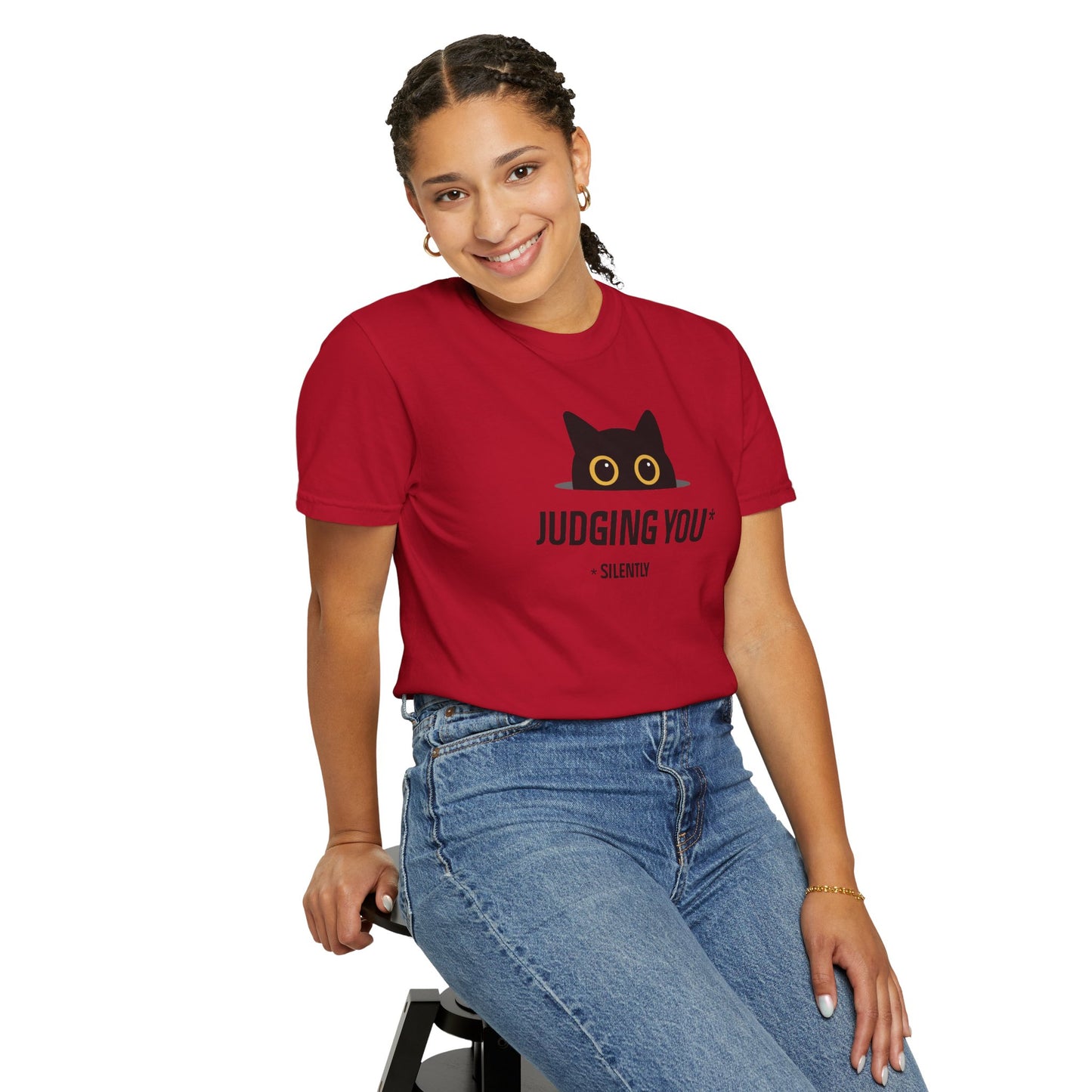 T-Shirt: Judging You. Silently – Funny Black Cat Eyes Graphic Tee – Snarky Unisex Shirt for Introverts & Cat Lovers