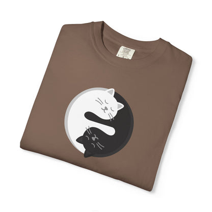 T-Shirt: Yin Yang Cats - Minimalist Zen Kitty Graphic Tee - Cute Black & White Cat Unisex Shirt for Balance and Chill Vibes
