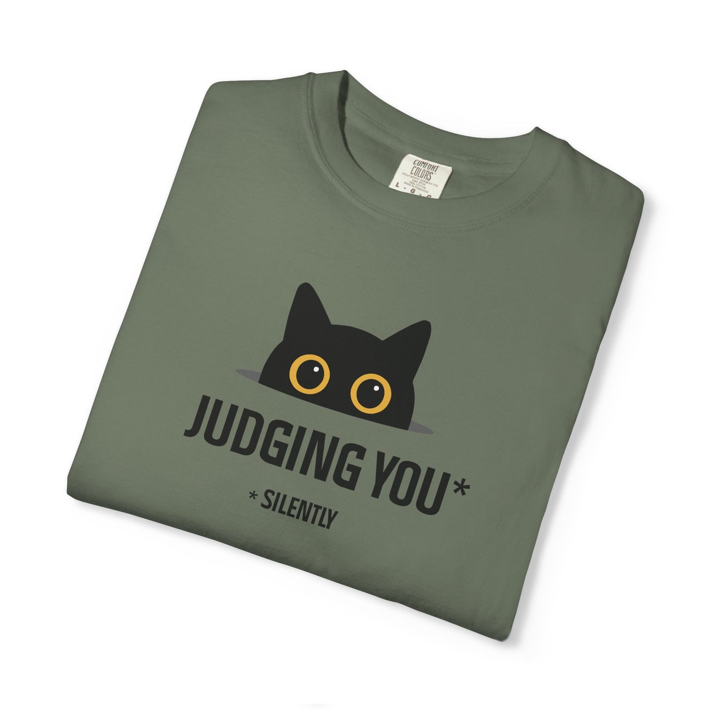 T-Shirt: Judging You. Silently – Funny Black Cat Eyes Graphic Tee – Snarky Unisex Shirt for Introverts & Cat Lovers