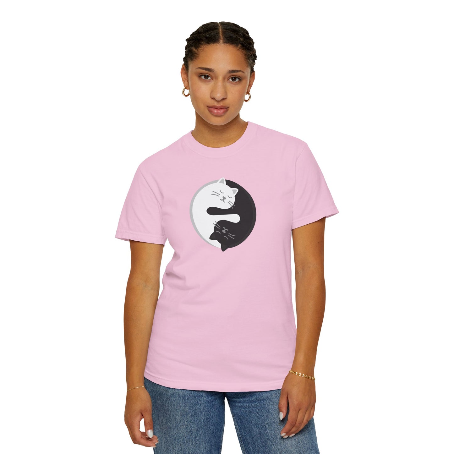 T-Shirt: Yin Yang Cats - Minimalist Zen Kitty Graphic Tee - Cute Black & White Cat Unisex Shirt for Balance and Chill Vibes