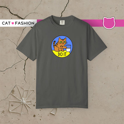T-Shirt: Do It - Funny Cat Meme Graphic Tee with Kitty and Glass - Mischievous Unisex Shirt for Chaos-Loving Cat People