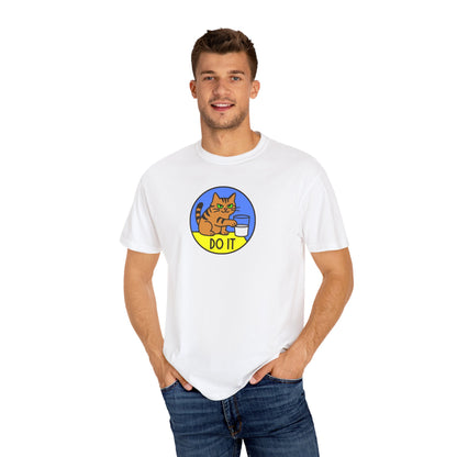 T-Shirt: Do It - Funny Cat Meme Graphic Tee with Kitty and Glass - Mischievous Unisex Shirt for Chaos-Loving Cat People