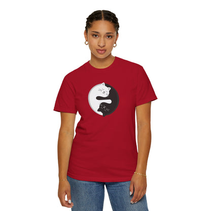 T-Shirt: Yin Yang Cats - Minimalist Zen Kitty Graphic Tee - Cute Black & White Cat Unisex Shirt for Balance and Chill Vibes