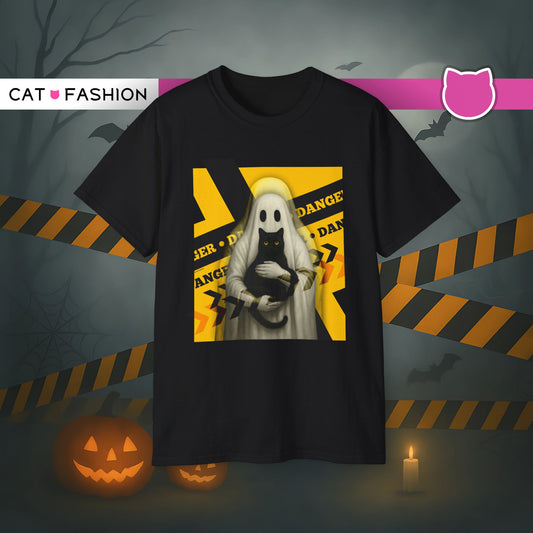 T-Shirt: Danger Cat and Ghost – Spooky Halloween Graphic Tee – Funny Unisex Shirt for Horror Fans