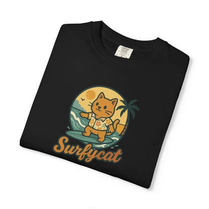 T-Shirt: Surfycat – Cool Cat with Surfboard Graphic Tee – Funny Summer Beach Vibes Unisex Shirt for Cat Lovers & Ocean Fans