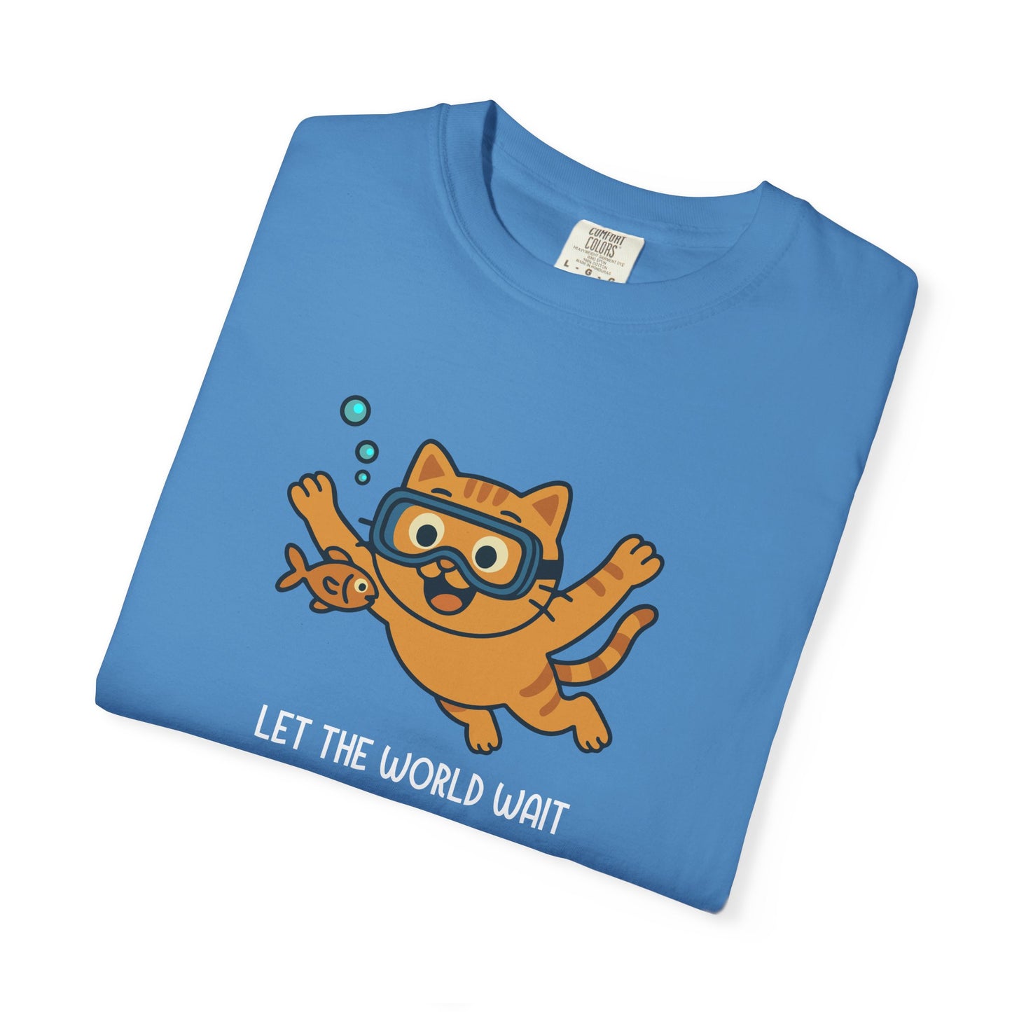 T-Shirt: Let The World Wait - Funny Swimming Cat Graphic Tee - Cute Unisex Shirt for Cat Lovers & Chill Vibes