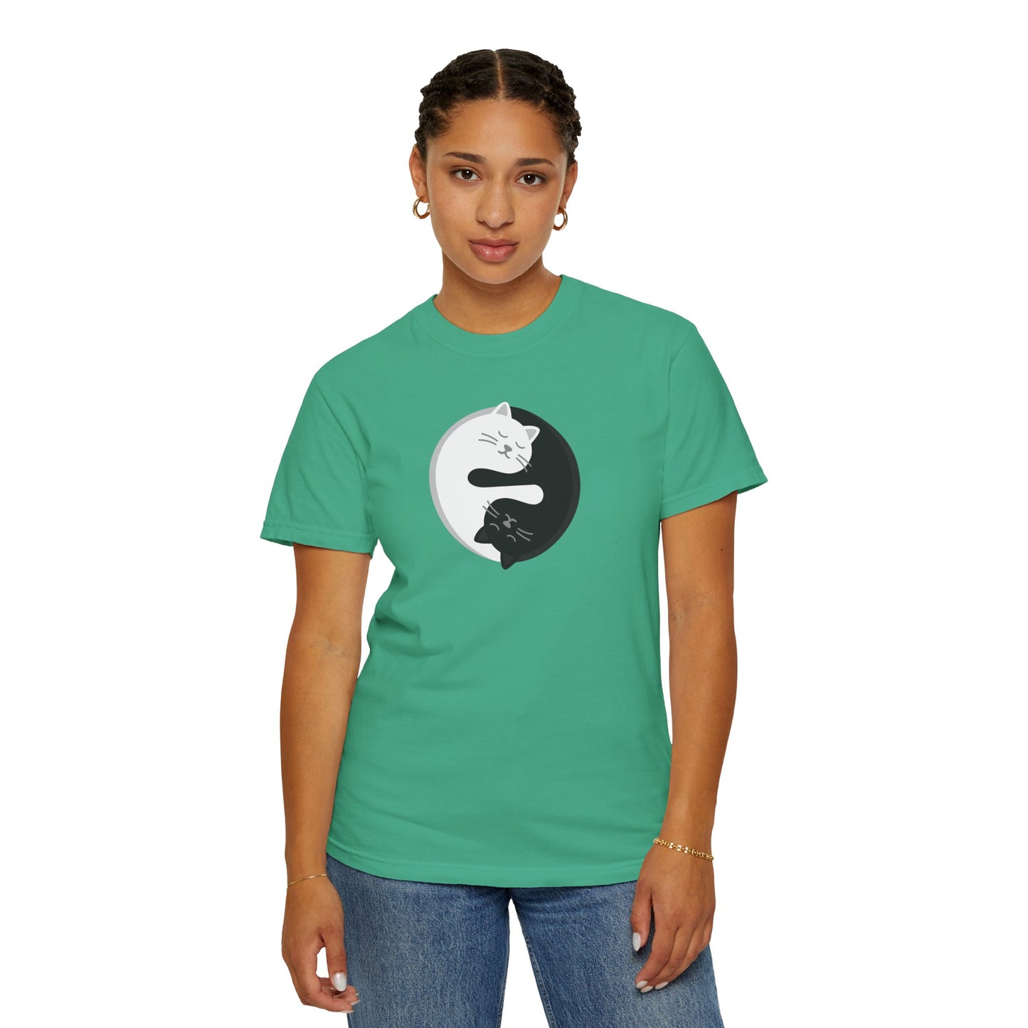 T-Shirt: Yin Yang Cats - Minimalist Zen Kitty Graphic Tee - Cute Black & White Cat Unisex Shirt for Balance and Chill Vibes