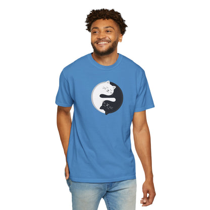 T-Shirt: Yin Yang Cats - Minimalist Zen Kitty Graphic Tee - Cute Black & White Cat Unisex Shirt for Balance and Chill Vibes