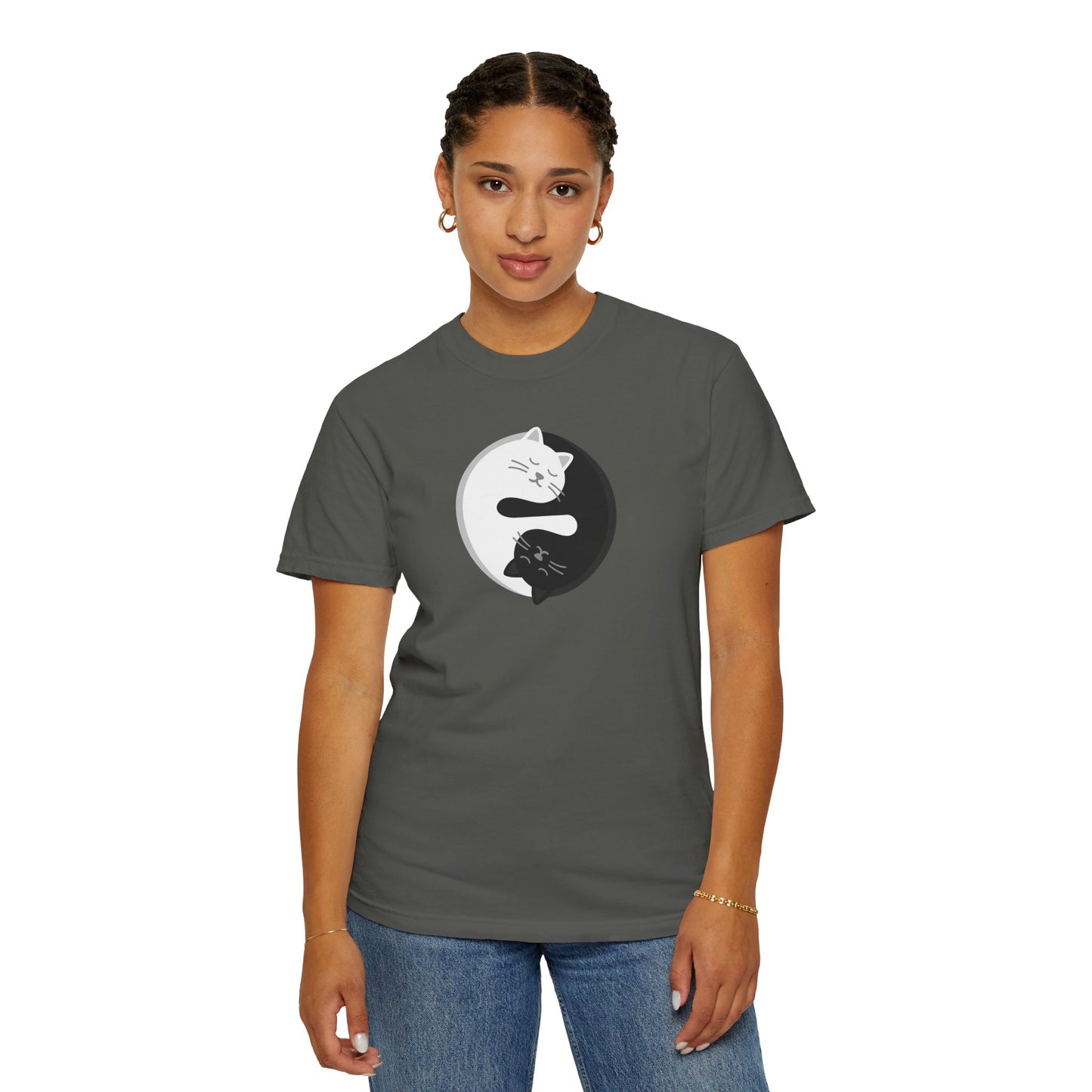 T-Shirt: Yin Yang Cats - Minimalist Zen Kitty Graphic Tee - Cute Black & White Cat Unisex Shirt for Balance and Chill Vibes